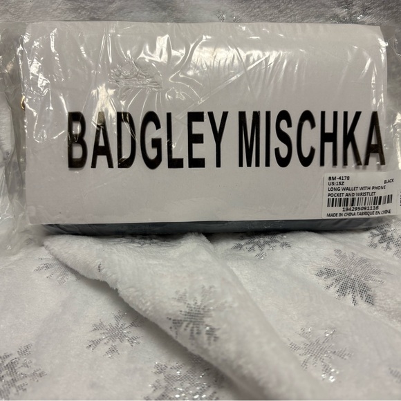 Badgley Mischka Long Wallet with Phone Pocket Wristlet Black- MSRP $59 NWT - Picture 2 of 8